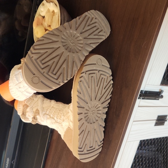 Ugg size 6 sweater boots - Picture 5 of 7